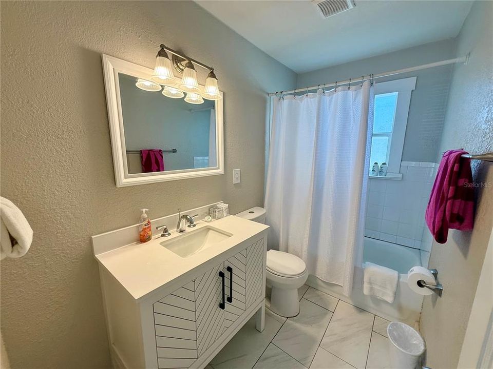 For Sale: $319,500 (3 beds, 1 baths, 884 Square Feet)