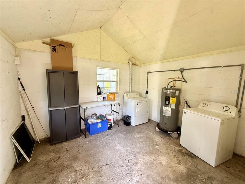 For Sale: $319,500 (3 beds, 1 baths, 884 Square Feet)