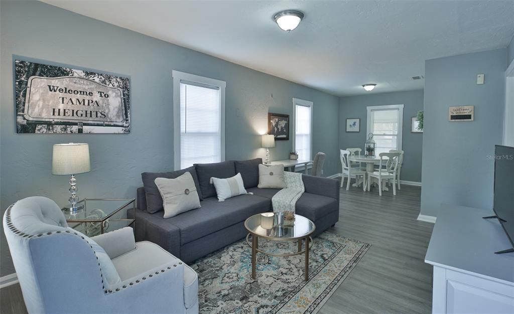 For Sale: $319,500 (3 beds, 1 baths, 884 Square Feet)
