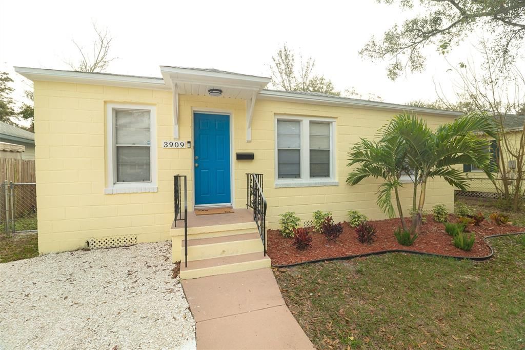 For Sale: $319,500 (3 beds, 1 baths, 884 Square Feet)