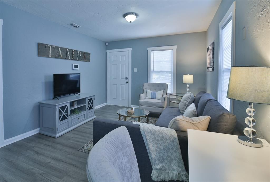 For Sale: $319,500 (3 beds, 1 baths, 884 Square Feet)