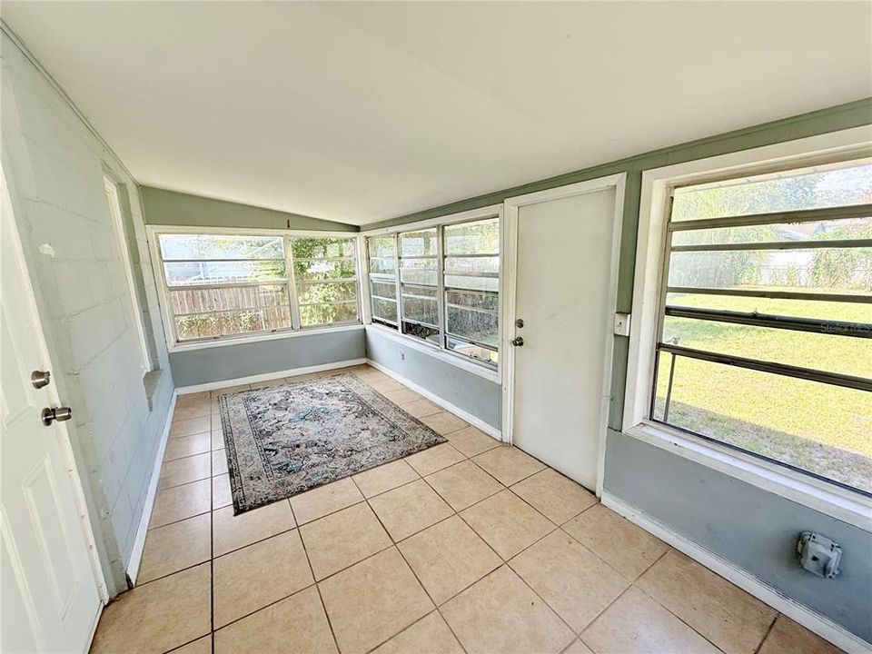 For Sale: $319,500 (3 beds, 1 baths, 884 Square Feet)