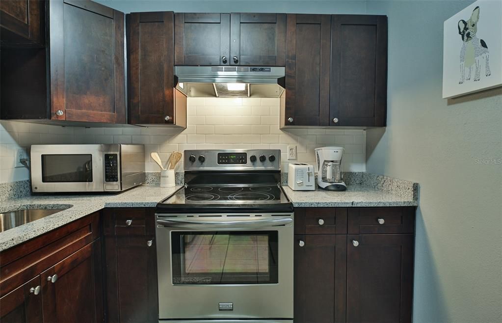 For Sale: $319,500 (3 beds, 1 baths, 884 Square Feet)