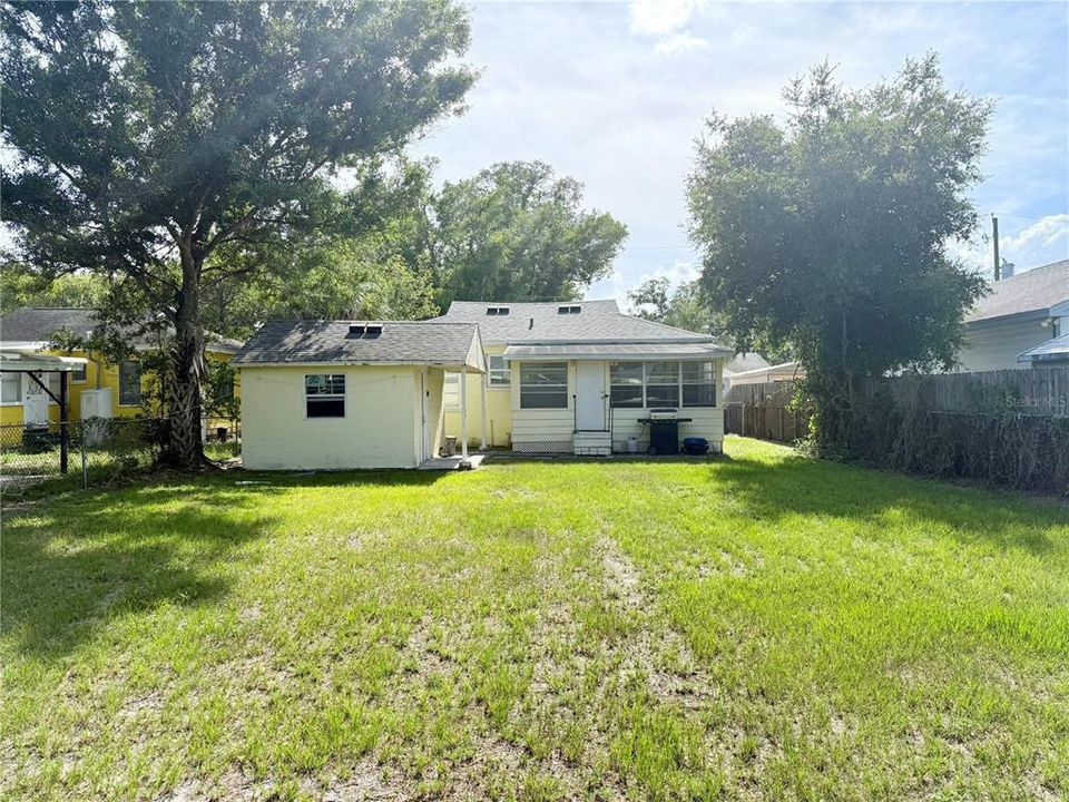 For Sale: $319,500 (3 beds, 1 baths, 884 Square Feet)