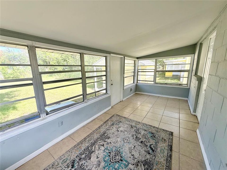For Sale: $319,500 (3 beds, 1 baths, 884 Square Feet)