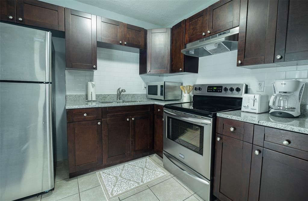 For Sale: $319,500 (3 beds, 1 baths, 884 Square Feet)