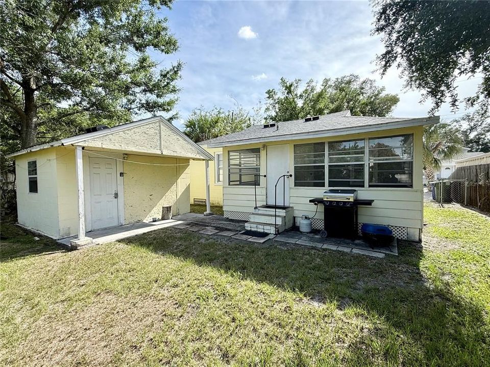 For Sale: $319,500 (3 beds, 1 baths, 884 Square Feet)
