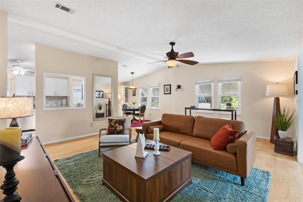 For Sale: $224,900 (2 beds, 2 baths, 1290 Square Feet)