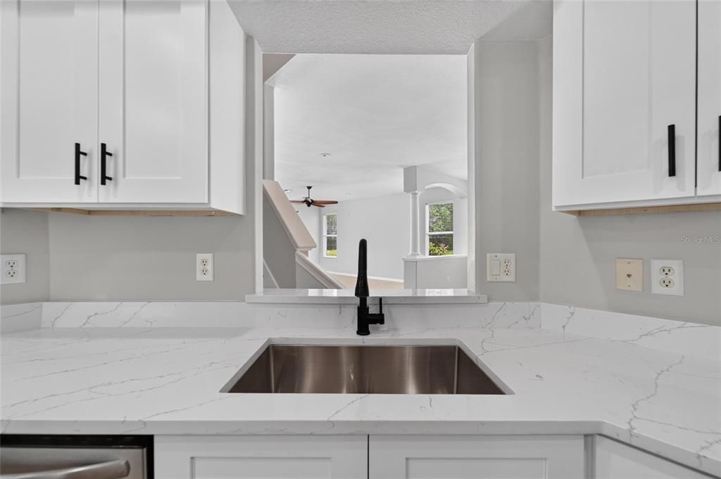 En Venta: $549,000 (4 camas, 3 baños, 2556 Pies cuadrados)