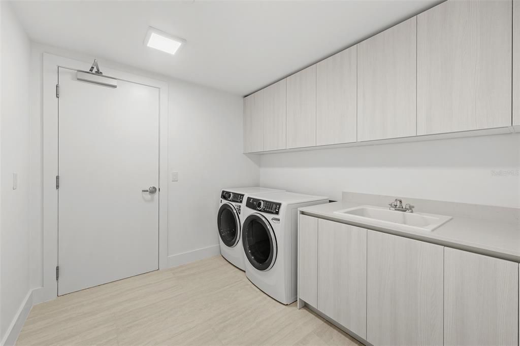 For Sale: $2,100,000 (3 beds, 3 baths, 2411 Square Feet)