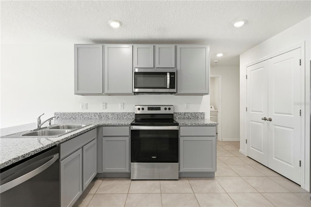 For Rent: $2,200 (3 beds, 2 baths, 1405 Square Feet)