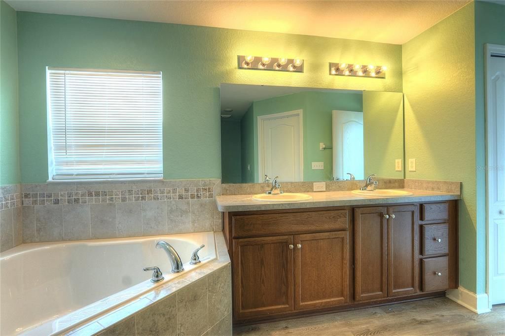 For Sale: $300,000 (4 beds, 2 baths, 1796 Square Feet)