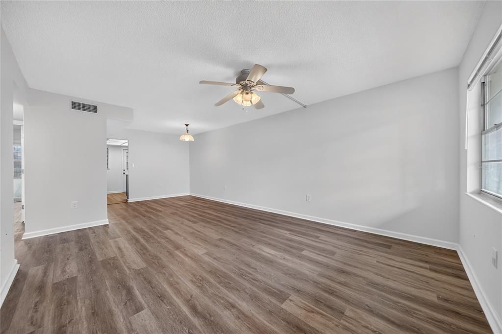 For Sale: $149,000 (2 beds, 1 baths, 860 Square Feet)