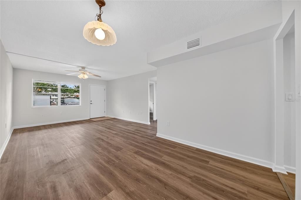For Sale: $149,000 (2 beds, 1 baths, 860 Square Feet)