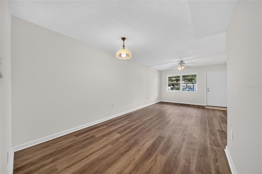 For Sale: $149,000 (2 beds, 1 baths, 860 Square Feet)