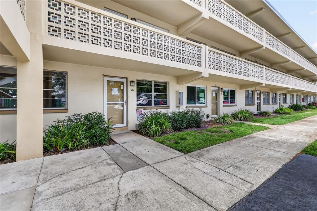 For Sale: $149,000 (2 beds, 1 baths, 860 Square Feet)