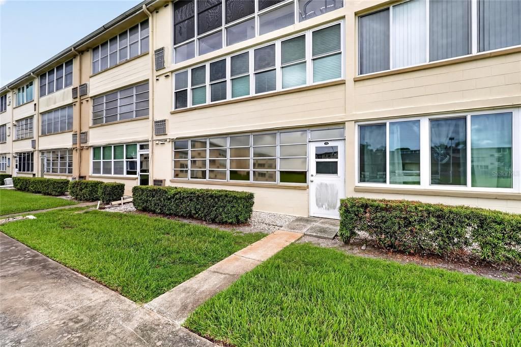 For Sale: $149,000 (2 beds, 1 baths, 860 Square Feet)