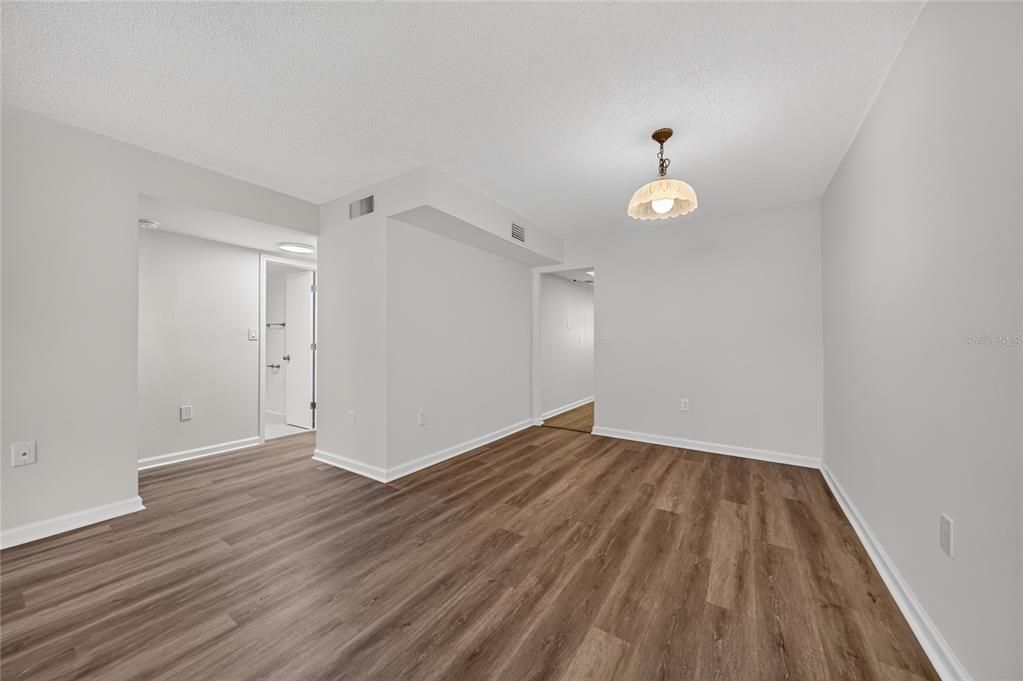 For Sale: $149,000 (2 beds, 1 baths, 860 Square Feet)