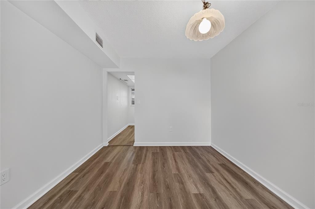 For Sale: $149,000 (2 beds, 1 baths, 860 Square Feet)