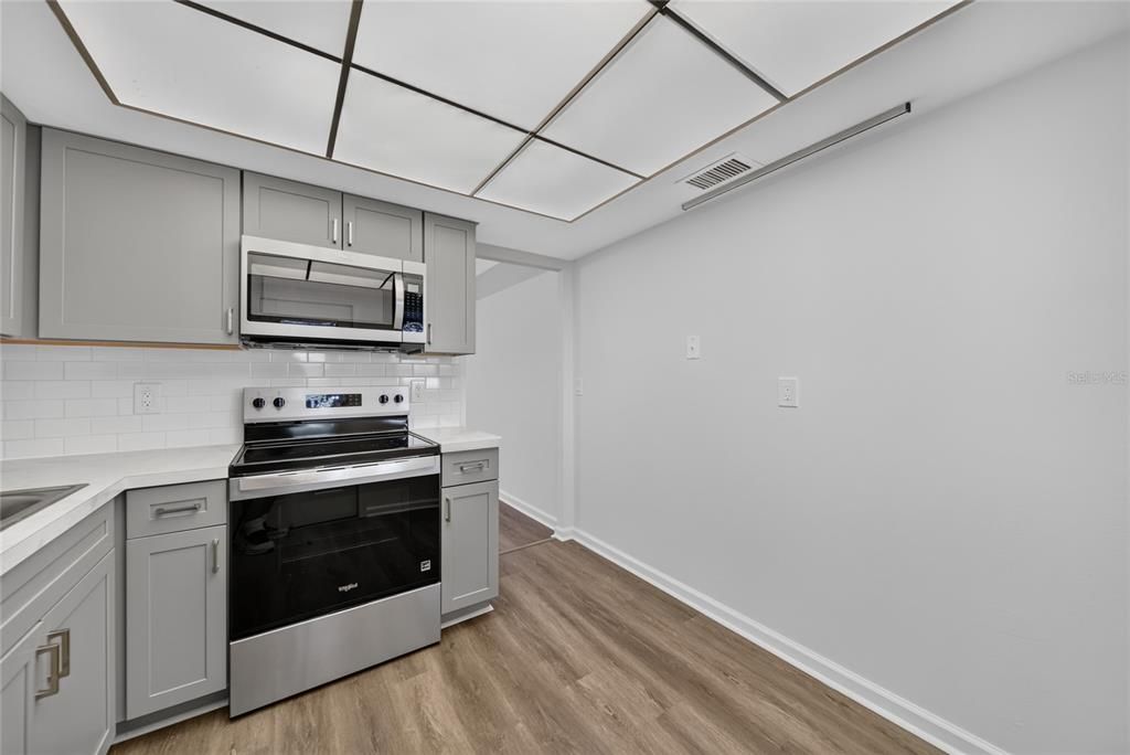 For Sale: $149,000 (2 beds, 1 baths, 860 Square Feet)