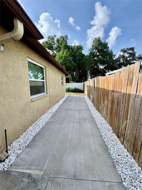 For Rent: $1,750 (2 beds, 1 baths, 850 Square Feet)