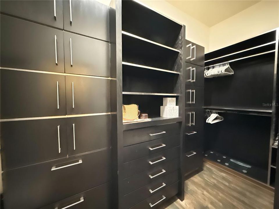 Activo con contrato: $5,900 (4 camas, 2 baños, 2427 Pies cuadrados)