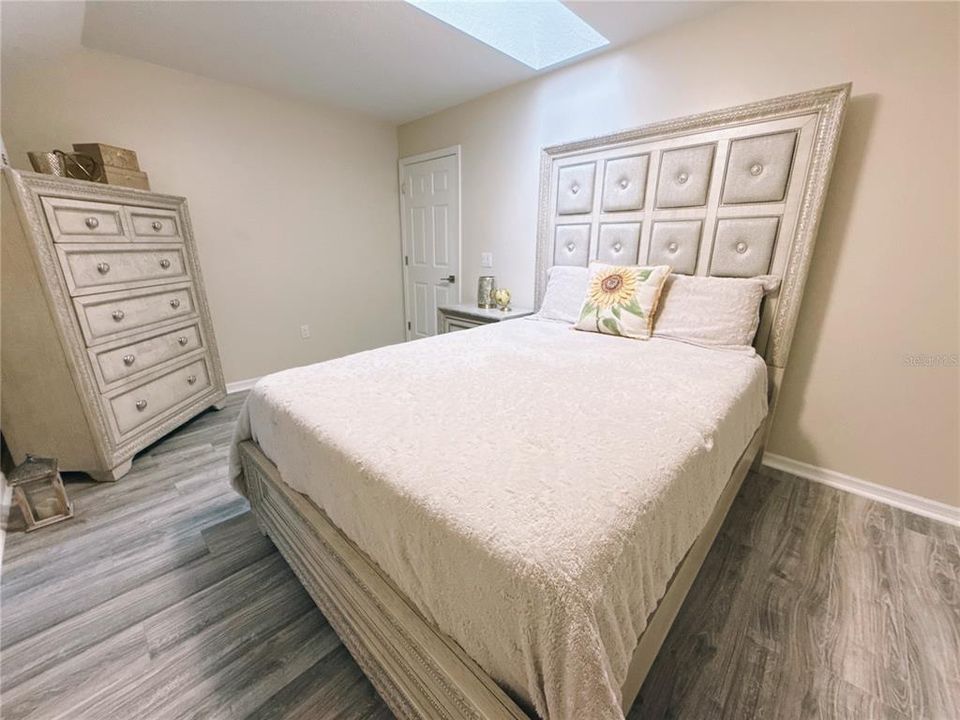 Activo con contrato: $5,900 (4 camas, 2 baños, 2427 Pies cuadrados)