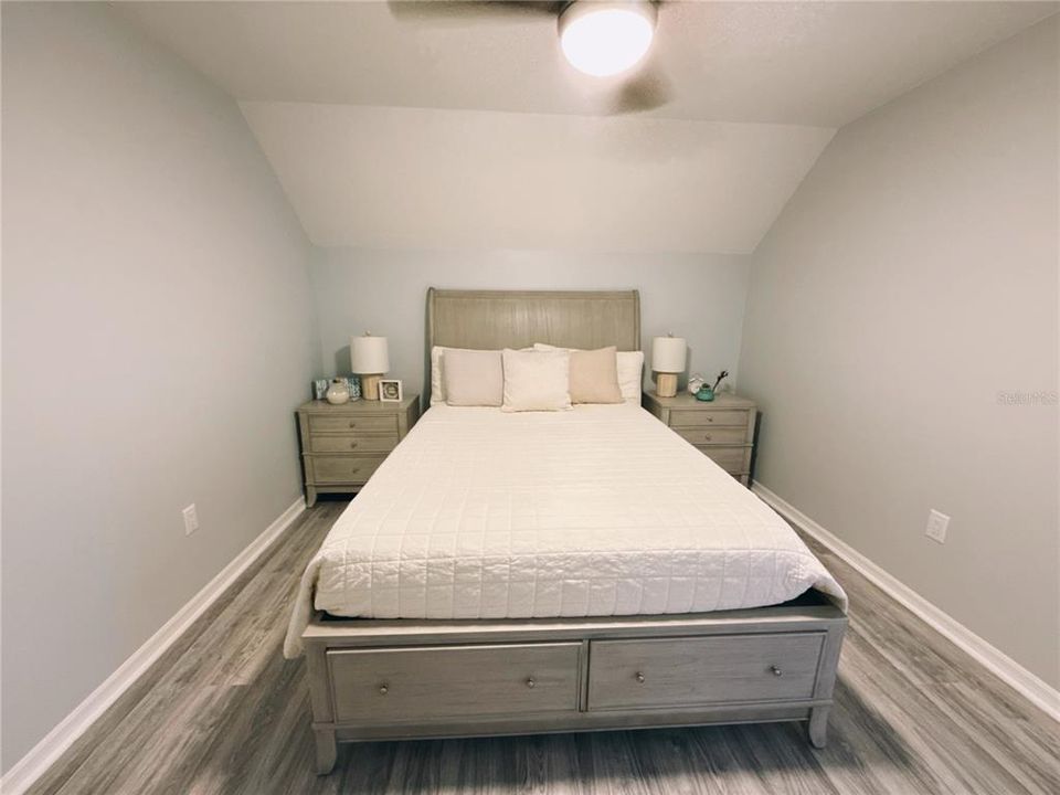 Activo con contrato: $5,900 (4 camas, 2 baños, 2427 Pies cuadrados)