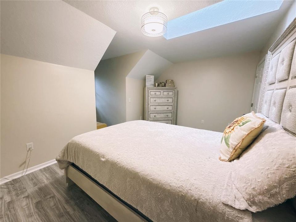 Activo con contrato: $5,900 (4 camas, 2 baños, 2427 Pies cuadrados)