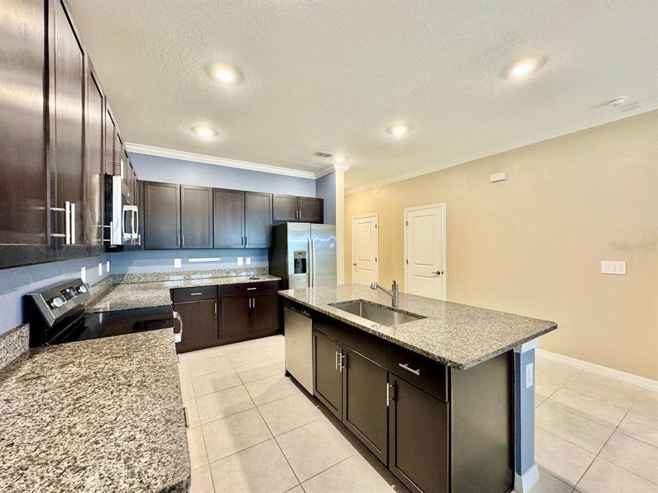For Rent: $2,300 (3 beds, 2 baths, 1809 Square Feet)