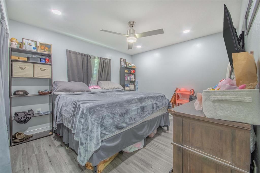 En Venta: $384,900 (4 camas, 2 baños, 1896 Pies cuadrados)