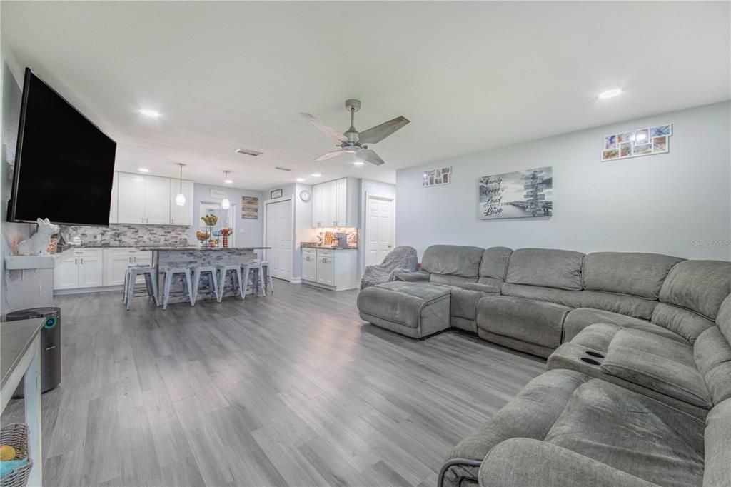 En Venta: $384,900 (4 camas, 2 baños, 1896 Pies cuadrados)
