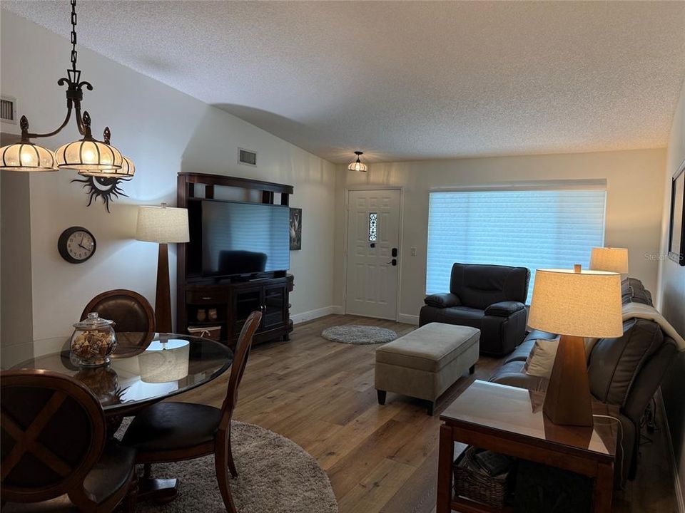 For Sale: $229,000 (2 beds, 2 baths, 1400 Square Feet)