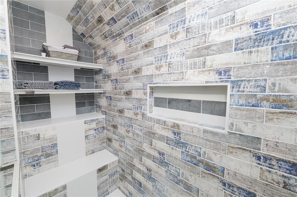 En Venta: $550,000 (4 camas, 2 baños, 2405 Pies cuadrados)