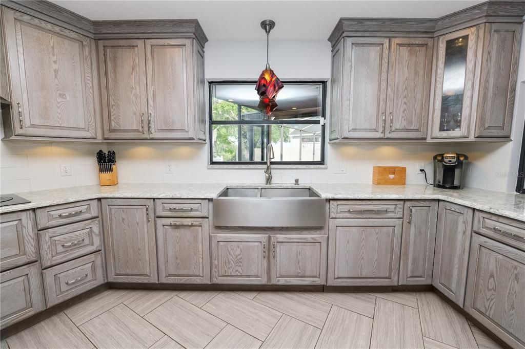 En Venta: $550,000 (4 camas, 2 baños, 2405 Pies cuadrados)