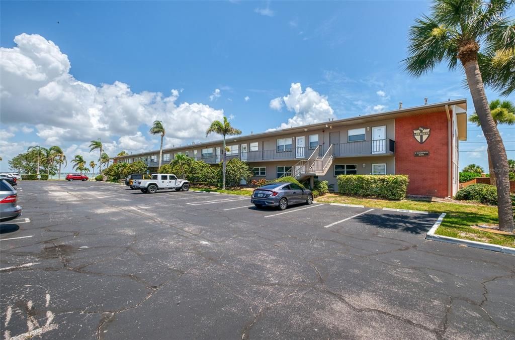 For Sale: $225,000 (1 beds, 1 baths, 606 Square Feet)