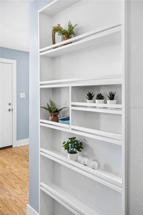 For Sale: $225,000 (1 beds, 1 baths, 606 Square Feet)
