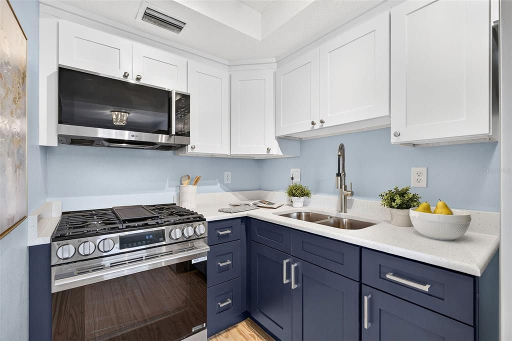 For Sale: $225,000 (1 beds, 1 baths, 606 Square Feet)