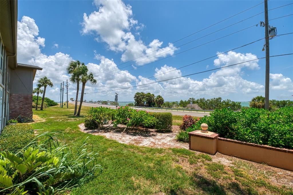 For Sale: $225,000 (1 beds, 1 baths, 606 Square Feet)