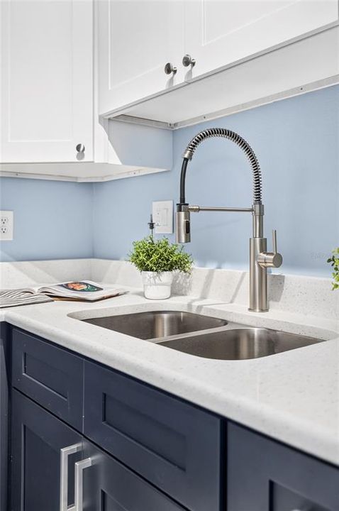 For Sale: $225,000 (1 beds, 1 baths, 606 Square Feet)