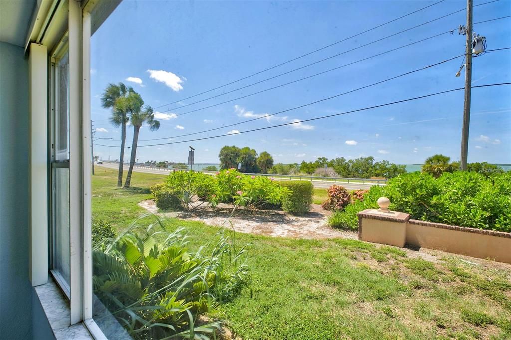 For Sale: $225,000 (1 beds, 1 baths, 606 Square Feet)