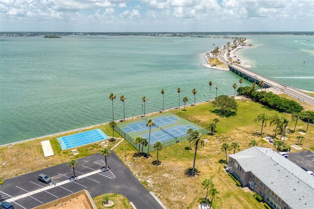 For Sale: $225,000 (1 beds, 1 baths, 606 Square Feet)