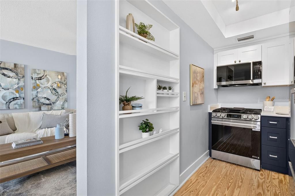 For Sale: $225,000 (1 beds, 1 baths, 606 Square Feet)