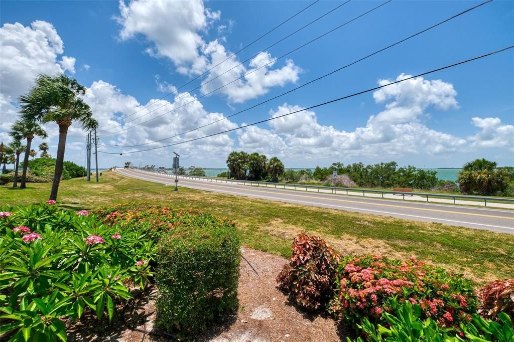 For Sale: $225,000 (1 beds, 1 baths, 606 Square Feet)