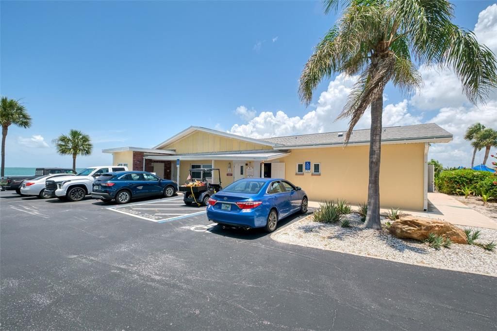 For Sale: $225,000 (1 beds, 1 baths, 606 Square Feet)