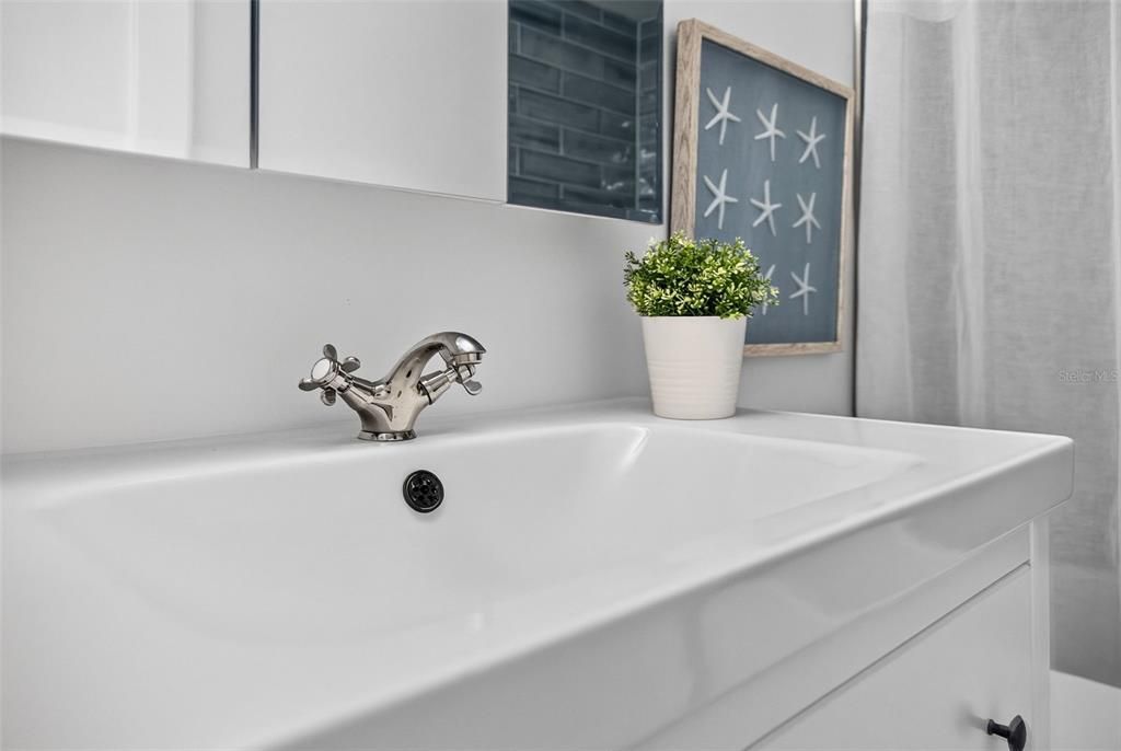 For Sale: $225,000 (1 beds, 1 baths, 606 Square Feet)