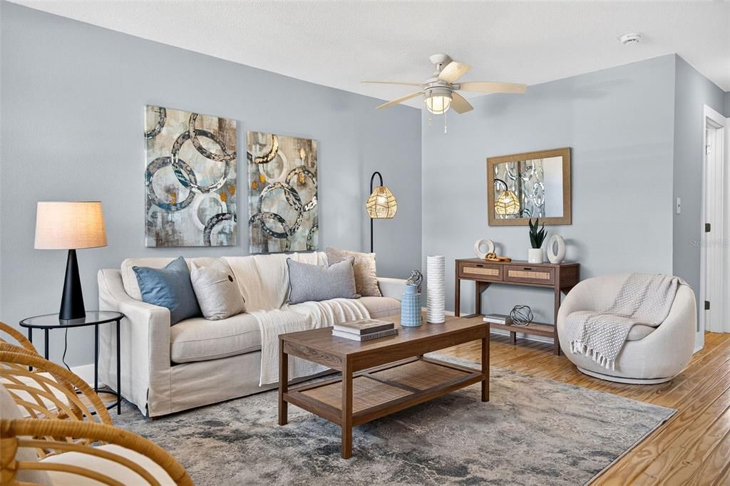 For Sale: $225,000 (1 beds, 1 baths, 606 Square Feet)