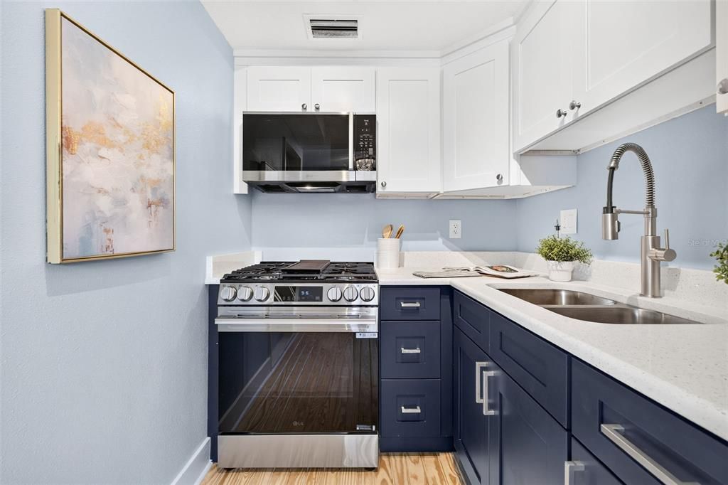 For Sale: $225,000 (1 beds, 1 baths, 606 Square Feet)