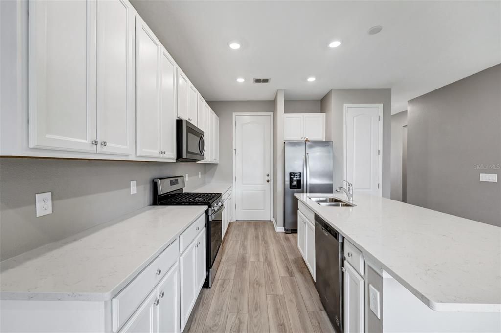 For Sale: $299,900 (3 beds, 2 baths, 1682 Square Feet)