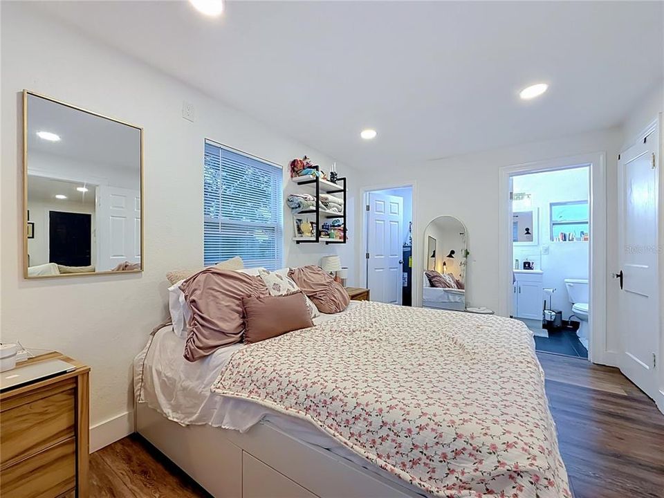 For Sale: $389,000 (2 beds, 0 baths, 1040 Square Feet)